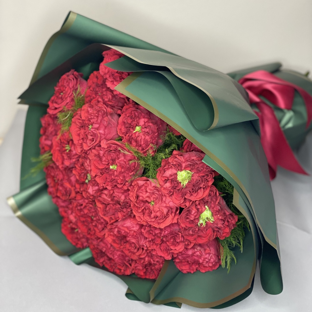 Red Eye Garden Roses Bouquet 'Emerald'